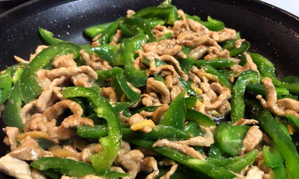 Green Pepper and Shredded Pork Stir-Fry (青椒炒肉丝)